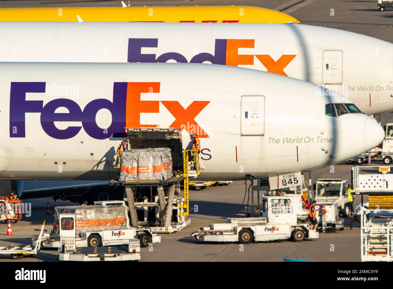 Aéroport de Cologne-Bonn, CGN, FedEx avions cargo devant le centre de fret aérien, en cours de chargement et de déchargement, Eurowings Airbus, Nord Banque D'Images