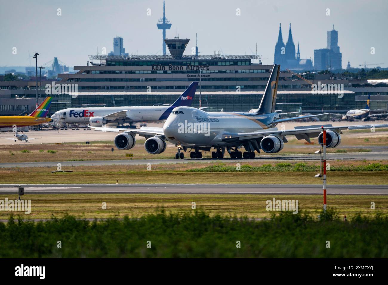 Aéroport de Cologne-Bonn, CGN, avion cargo UPS, Boeing 747 jumbo jet, à l'atterrissage, tour au terminal du contrôle aérien allemand, cathédrale de Cologne Banque D'Images