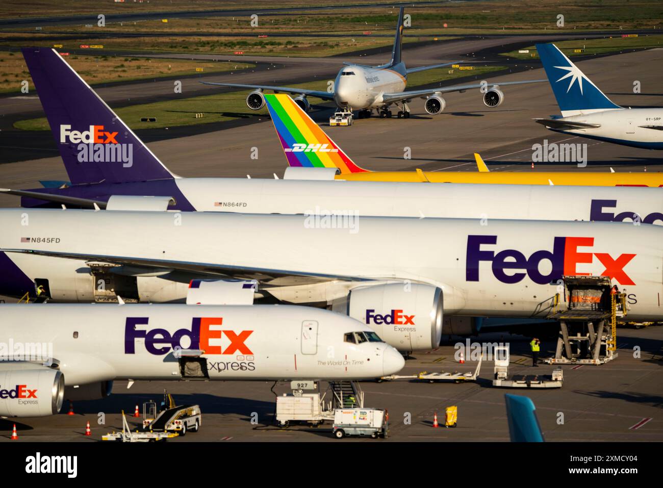 Aéroport de Cologne-Bonn, CGN, avion cargo devant le centre de fret aérien, en cours de chargement et de déchargement, avion jumbo cargo UPS, Nord Banque D'Images