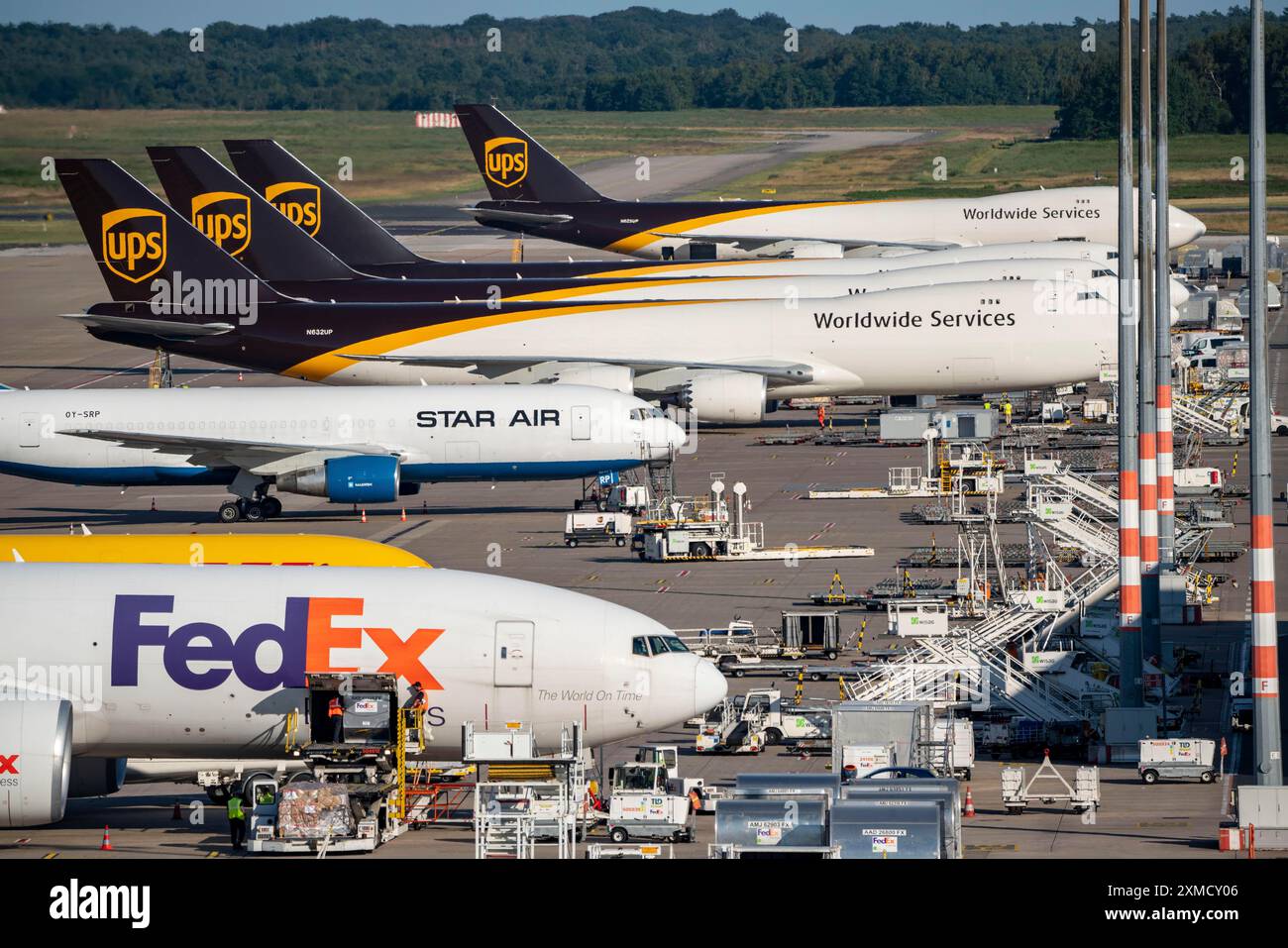 Aéroport de Cologne-Bonn, CGN, avions cargo devant le centre de fret aérien, en cours de chargement et de déchargement, Rhénanie-du-Nord-Westphalie, Allemagne Banque D'Images