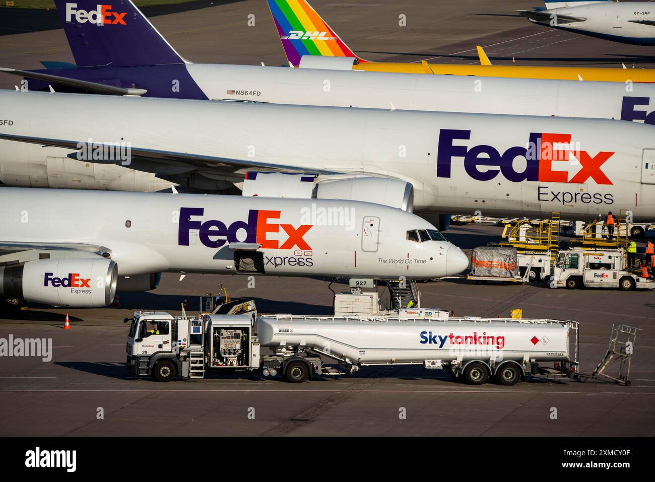 Aéroport de Cologne-Bonn, CGN, avions cargo devant le centre de fret aérien, en cours de chargement et de déchargement, Rhénanie-du-Nord-Westphalie, Allemagne Banque D'Images