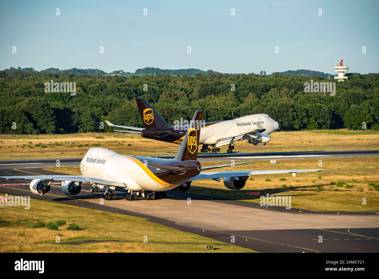 Aéroport de Cologne-Bonn, CGN, Air Cargo Centre, UPS Boeing 747 cargo jumbo jet atterrit, un autre avion attend son décollage, Rhénanie du Nord-Westphalie Banque D'Images