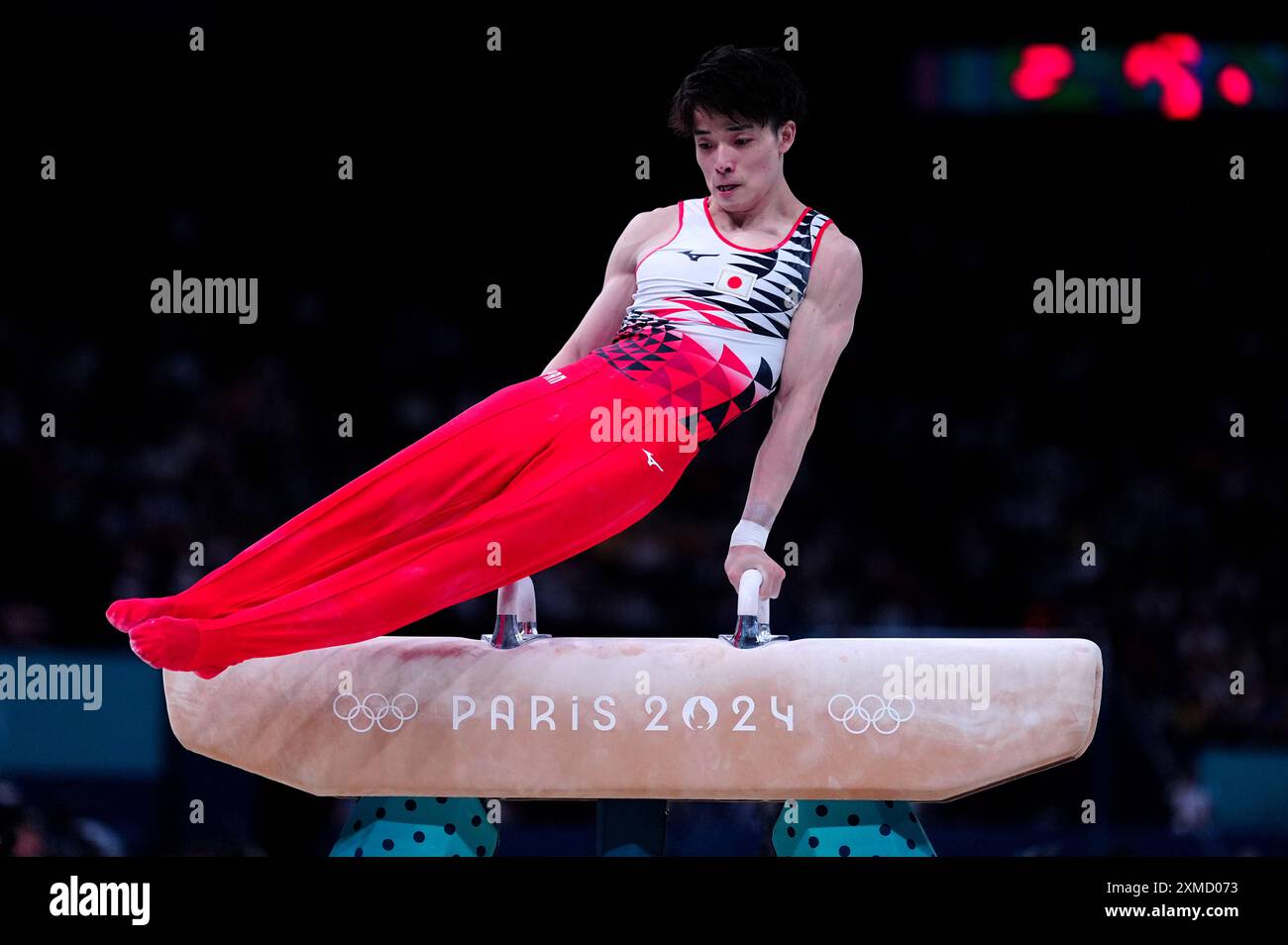 Le Japonais Takaaki Sugino se produit sur le cheval de pommeau lors de la gymnastique artistique, qualification masculine à la Bercy Arena le premier jour des Jeux Olympiques de Paris 2024 en France. Date de la photo : samedi 27 juillet 2024. Banque D'Images