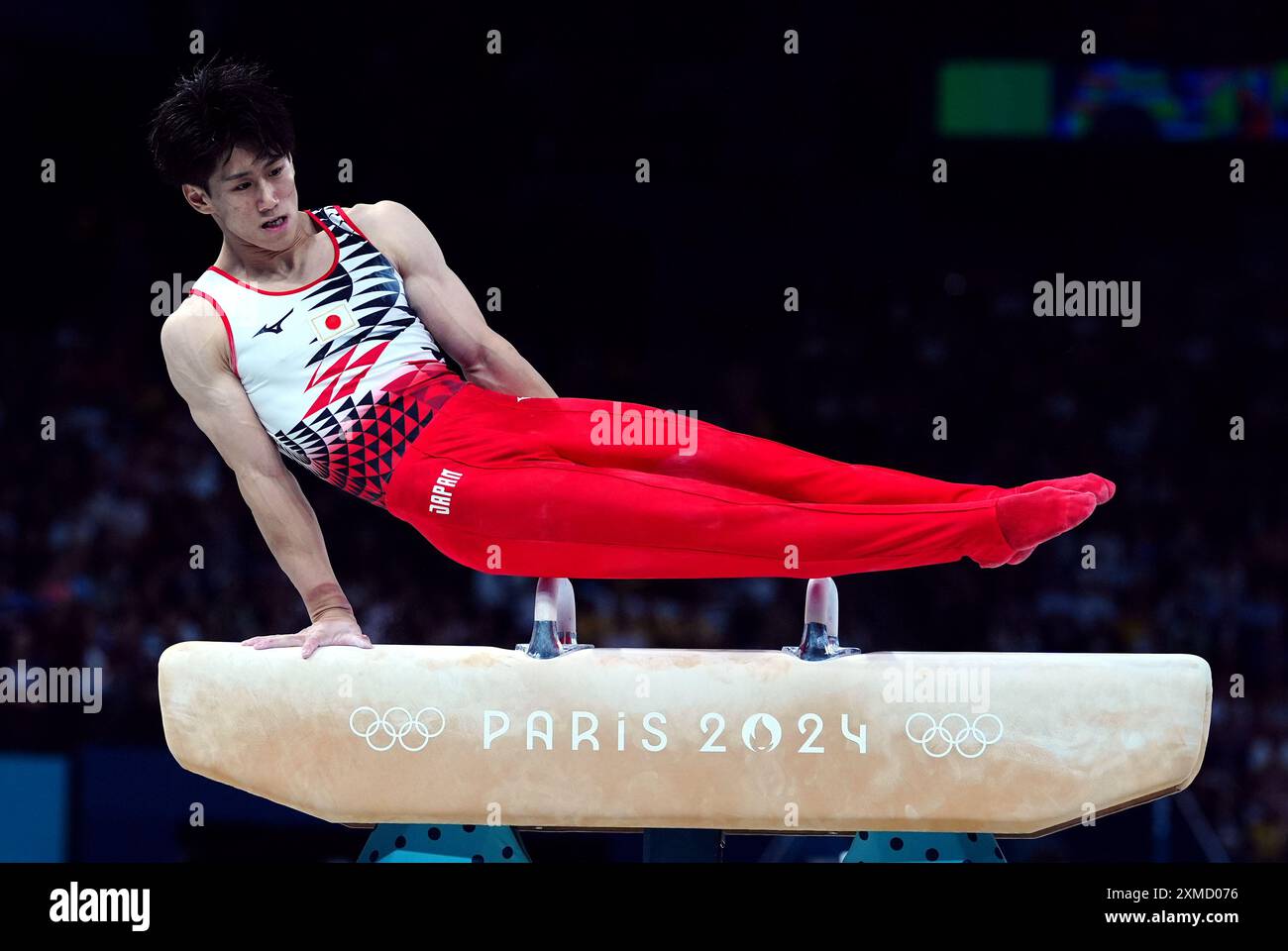 Le Japonais Daiki Hashimoto se produit sur le cheval de pommeau lors de la gymnastique artistique, qualification masculine à la Bercy Arena le premier jour des Jeux Olympiques de Paris 2024 en France. Date de la photo : samedi 27 juillet 2024. Banque D'Images