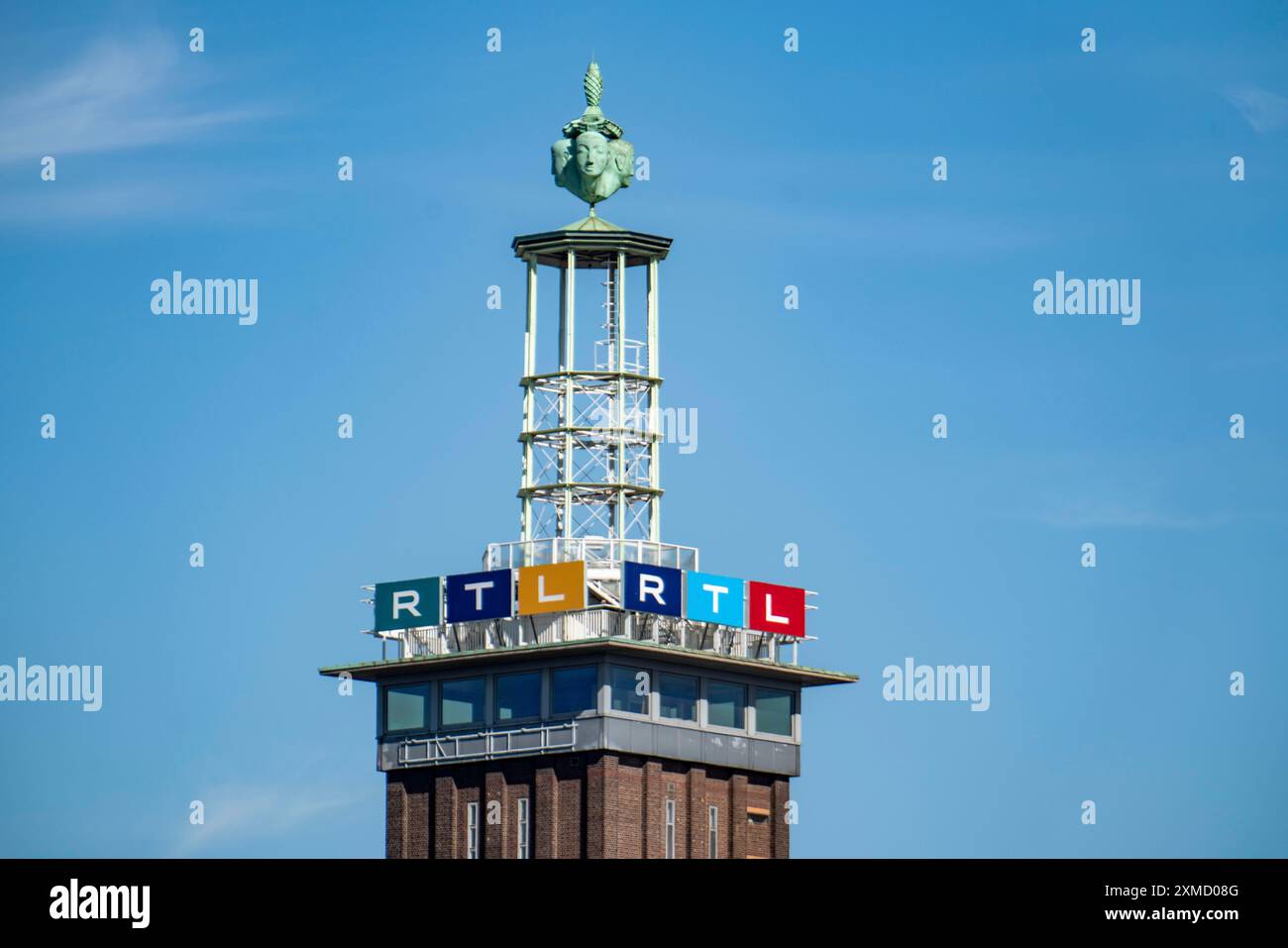 L'ancienne tour du parc des expositions de Cologne, avec le logo RTL, au siège de RTL Media Group, Cologne, Rhénanie du Nord-Westphalie Banque D'Images
