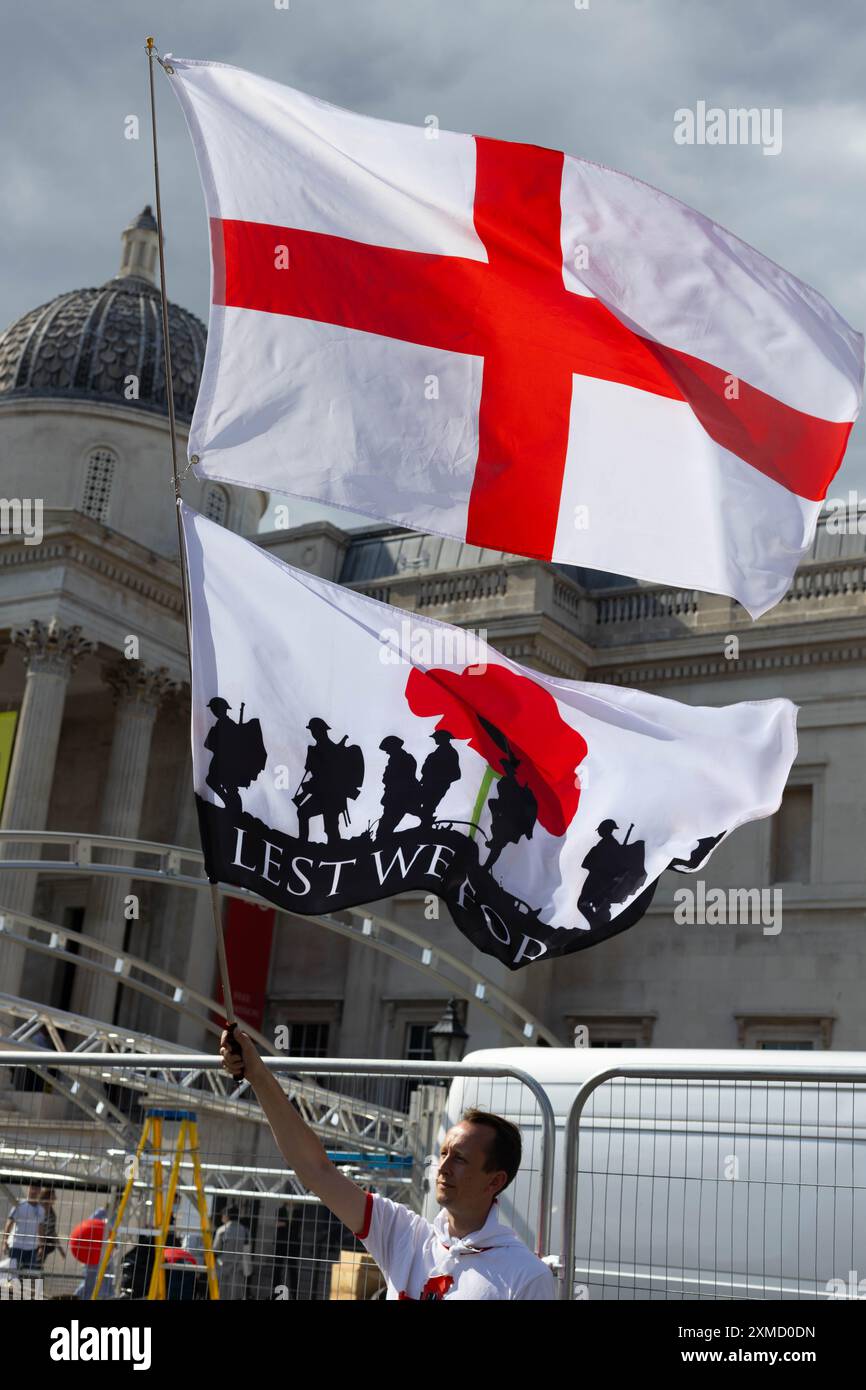 Les partisans de Tommy Robinson et des groupes d'extrême droite se rassemblent à Trafalgar Square pour une manifestation. Crédit : Sinai Noor/Alamy Live News Banque D'Images