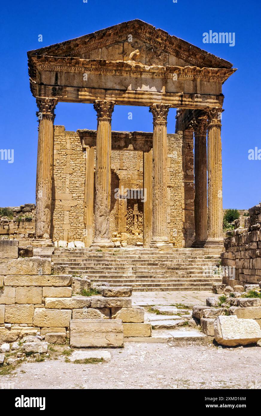 Tunisie, Dougga. Ruines romaines. Le Capitole. 166 A.D. la paroi arrière montre le style de construction connu sous le nom d'opus africanus, dans lequel grand St vertical Banque D'Images