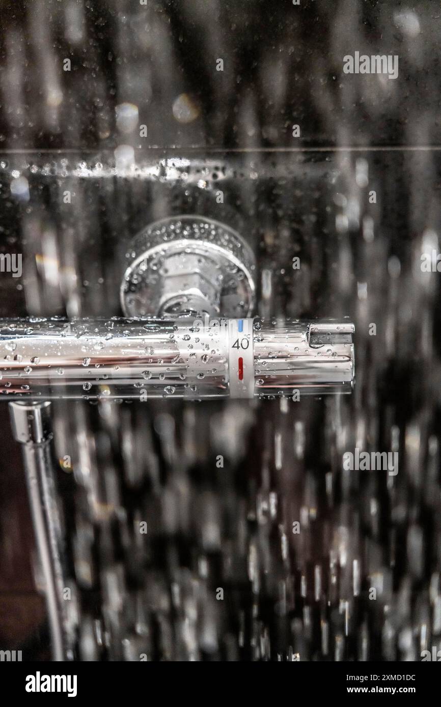 Douche, robinetterie, contrôle de la température, contrôle de la température de l'eau de douche Banque D'Images