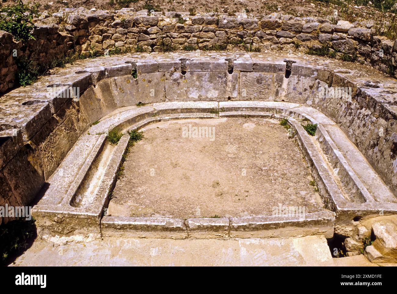 La Tunisie, le site de Dougga. Ruines Romaines. Douze des latrines dans un Semi-Circle. Banque D'Images