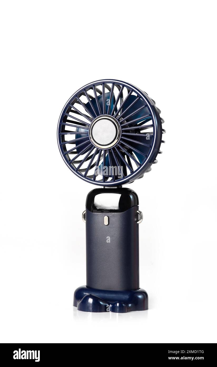 Mini ventilateur pour la maison. Petit ventilateur bleu isolé sur fond blanc. Mini ventilateurs portables rechargeables. Gros plan. Banque D'Images