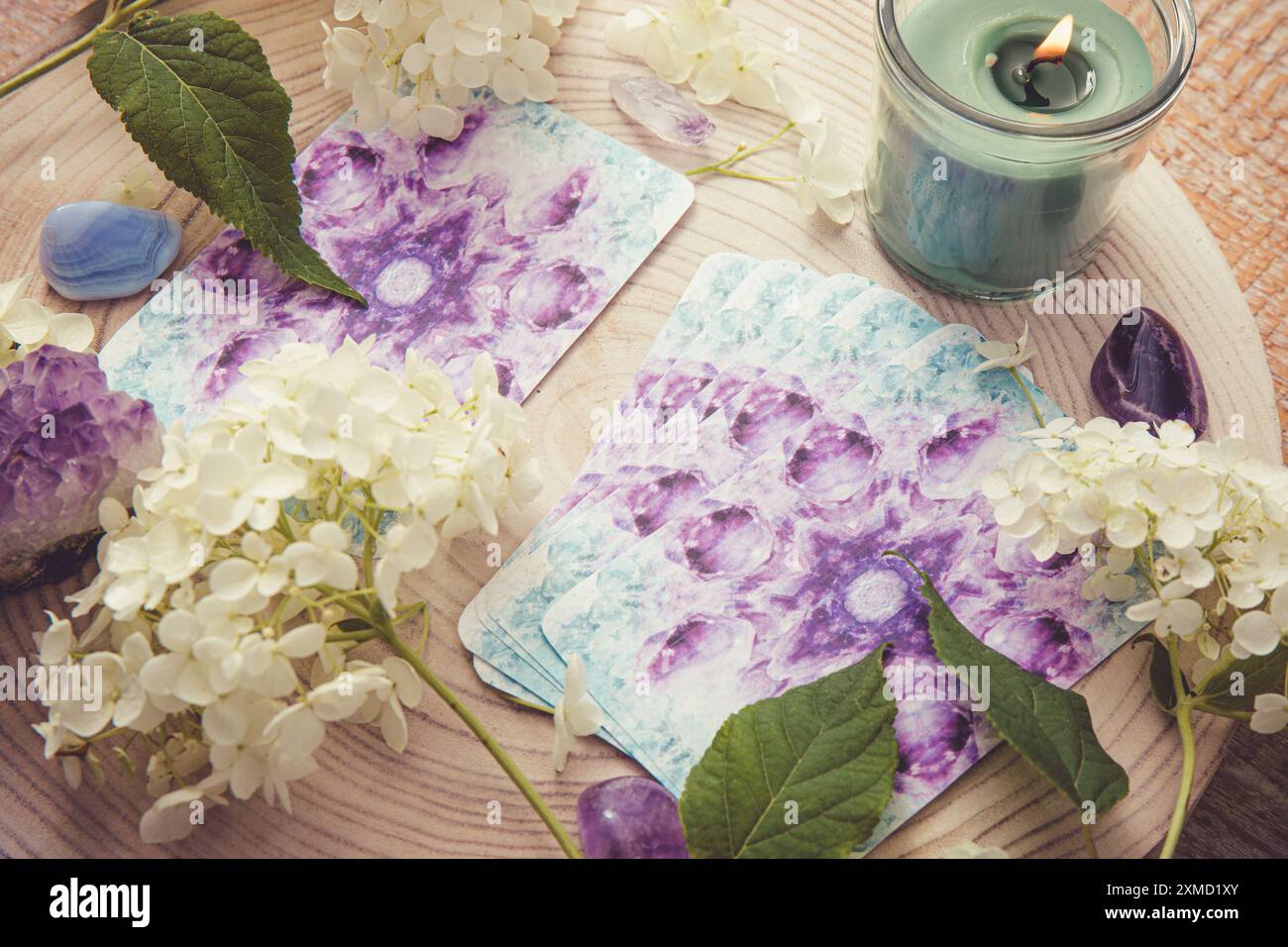 Pont avec cartes d'ange de divination maison sur la table en bois avec fleur d'hortensia pour la décoration. Maison à l'intérieur brûlant des bougies. Banque D'Images