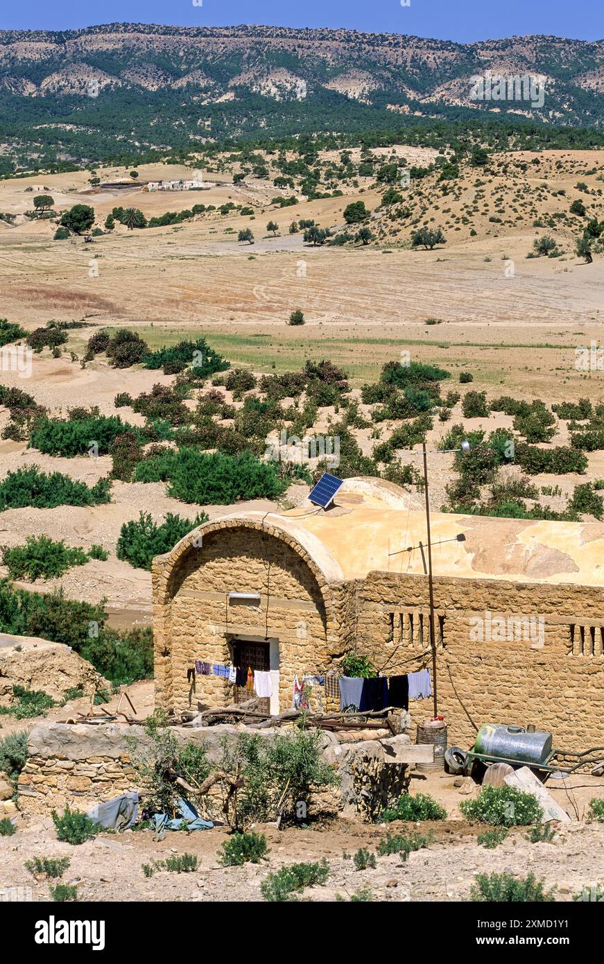 La Tunisie, Le Kef. Hammam, Bains d'Époque romaine de Mellègue. Maison de gardien. Remarque panneau solaire sur toit. Banque D'Images