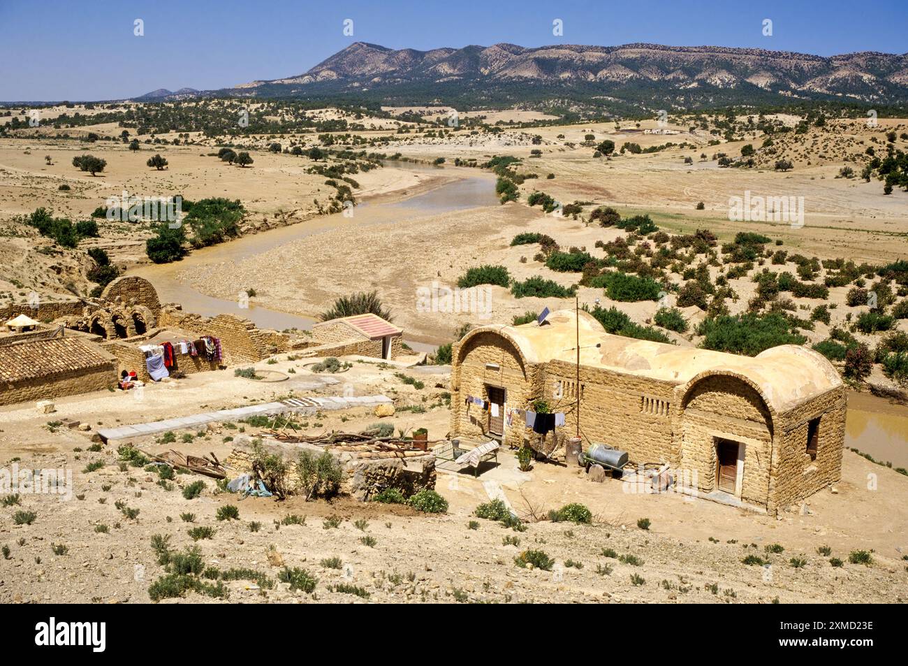 Tunisie, le Kef. Hammam Mellegue, bains de l'époque romaine sur la gauche, Maison du gardien sur la droite. Banque D'Images