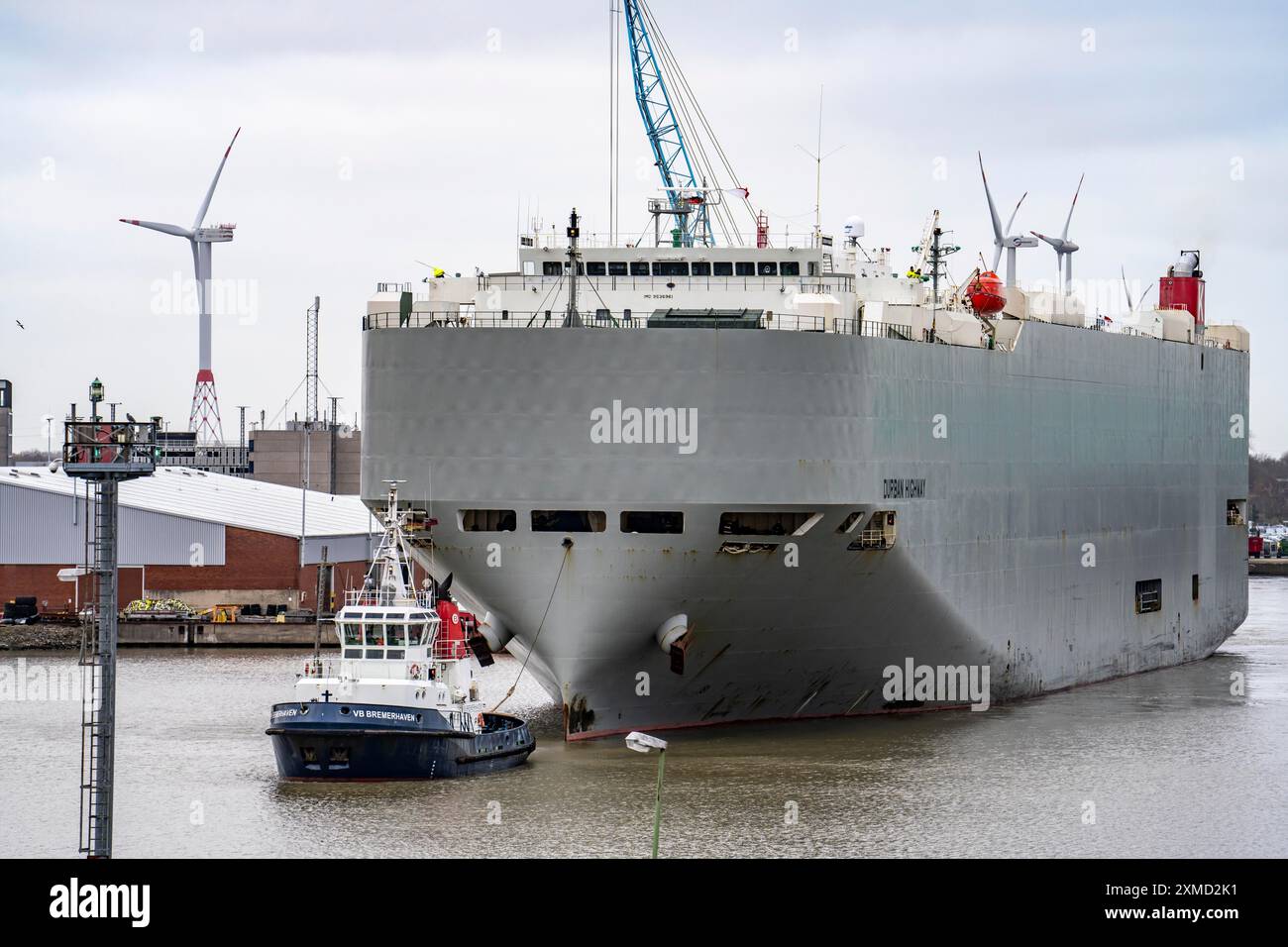 Écluse nord dans le port d'outre-mer de Bremerhaven, le transporteur de véhicules Durban Highway, sous pavillon du Panama, peut charger environ 600 voitures, part Banque D'Images