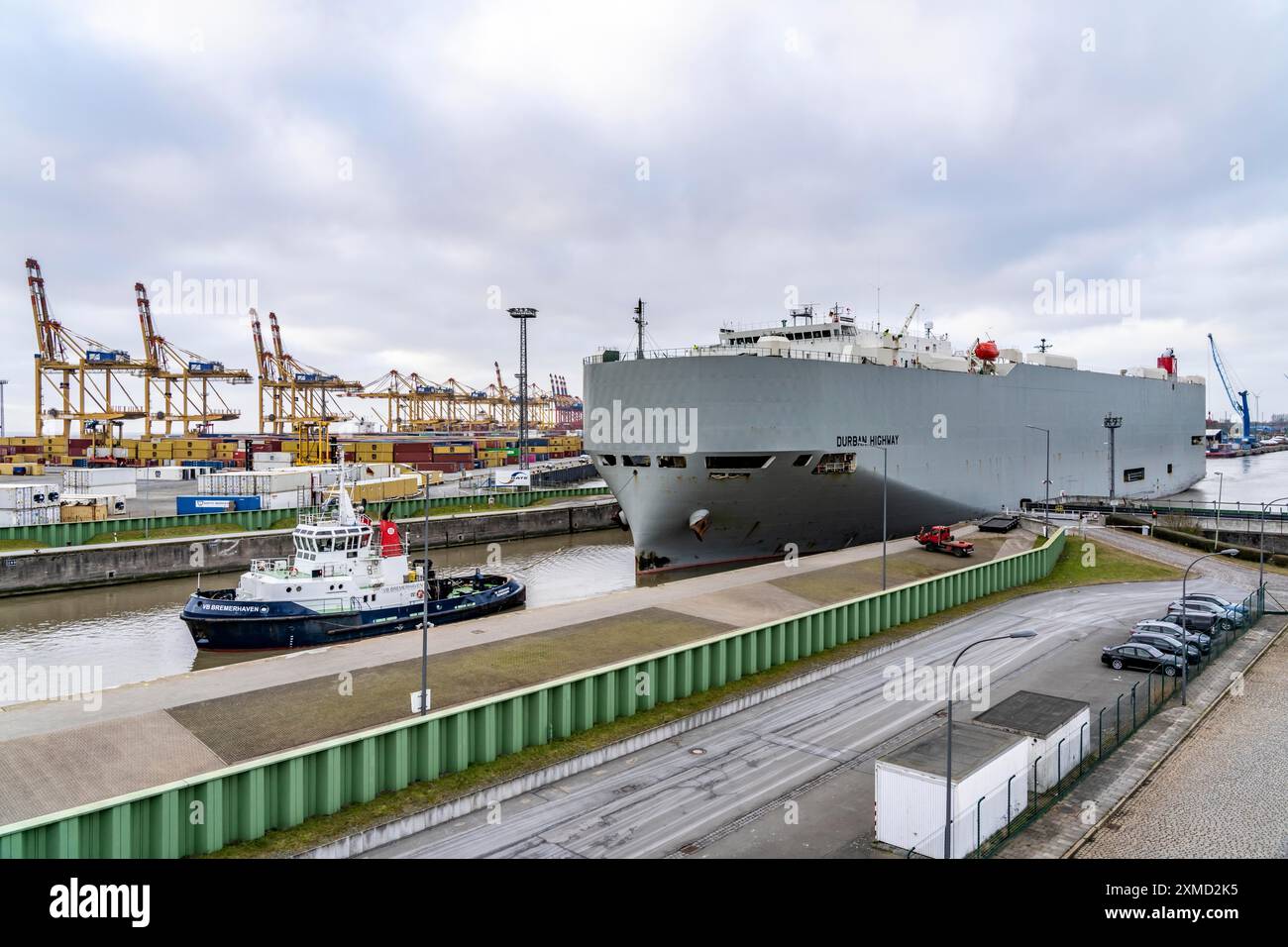 Serrure nord dans le port d'outre-mer de Bremerhaven, le transporteur de véhicules Durban Highway, sous pavillon du Panama, peut charger environ 600 voitures Banque D'Images