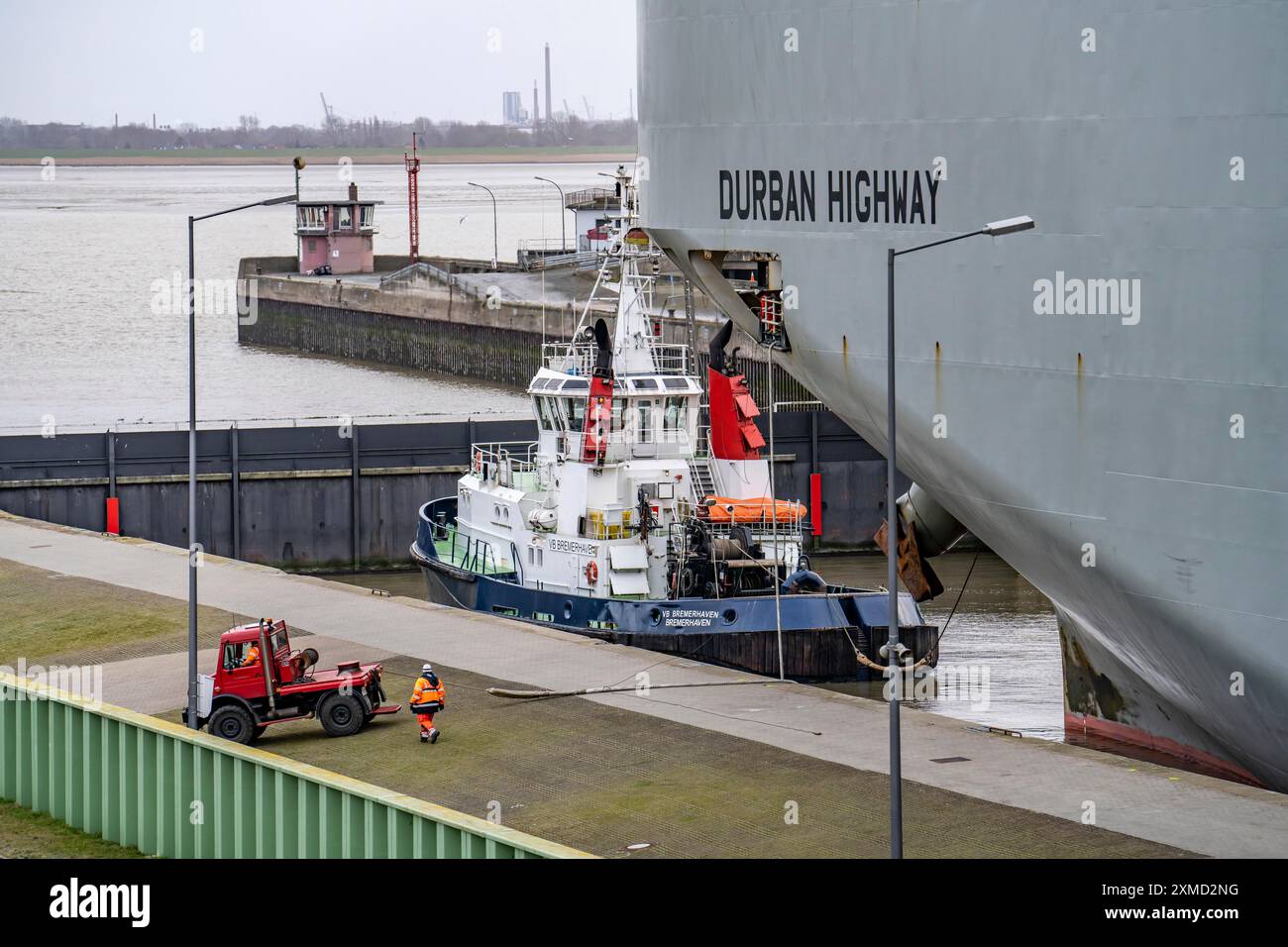 Écluse nord dans le port d'outre-mer de Bremerhaven, le transporteur de véhicules Durban Highway, sous pavillon du Panama, peut charger environ 600 voitures, part Banque D'Images