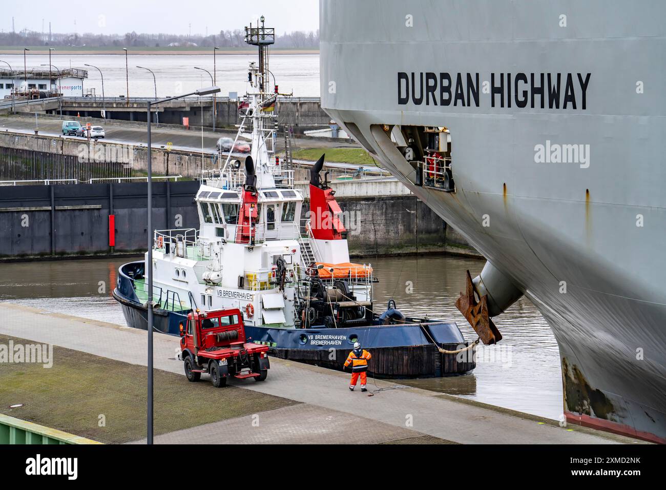 Écluse nord dans le port d'outre-mer de Bremerhaven, le transporteur de véhicules Durban Highway, sous pavillon du Panama, peut charger environ 600 voitures, part Banque D'Images