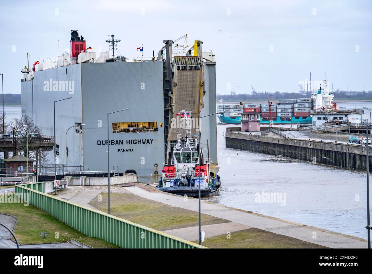 Écluse nord dans le port d'outre-mer de Bremerhaven, le transporteur de véhicules Durban Highway, sous pavillon du Panama, peut charger environ 600 voitures, part Banque D'Images