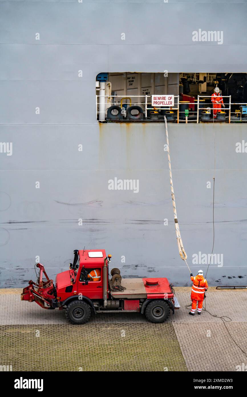 Écluse nord dans le port d'outre-mer de Bremerhaven, le transporteur de véhicules Durban Highway, sous pavillon du Panama, peut charger environ 600 voitures, part Banque D'Images
