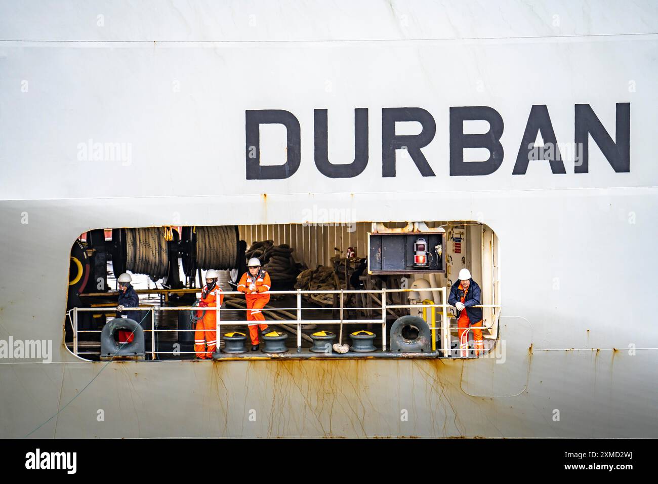 Écluse nord dans le port d'outre-mer de Bremerhaven, le transporteur de véhicules Durban Highway, sous pavillon du Panama, peut charger environ 600 voitures, part Banque D'Images