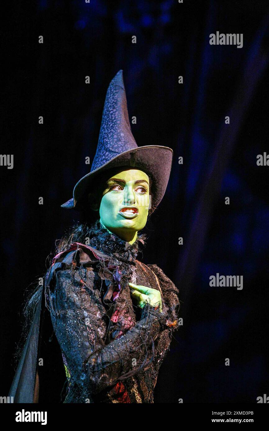 Idina Menzel (Elphaba) dans WICKED at the Apollo Victoria, Londres SW1 27/09/2006 musique et paroles : Stephen Schwartz livre : Winnie Holzman basé sur le roman de Gregory Maguire décor : Eugene Lee costumes : Susan Hilferty éclairage : Kenneth Posner mise en scène musicale : Wayne Cilento réalisateur : Joe Mantello Banque D'Images