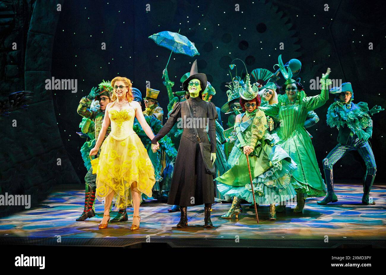 Front, l-R : Helen Dallimore (Glinda), Idina Menzel (Elphaba) dans WICKED at the Apollo Victoria, Londres SW1 27/09/2006 musique et paroles : Stephen Schwartz livre : Winnie Holzman basé sur le roman de Gregory Maguire décor : Eugene Lee costumes : Susan Hilferty éclairage : Kenneth Posner mise en scène musicale : Wayne Cilento réalisateur : Joe Mantello Banque D'Images