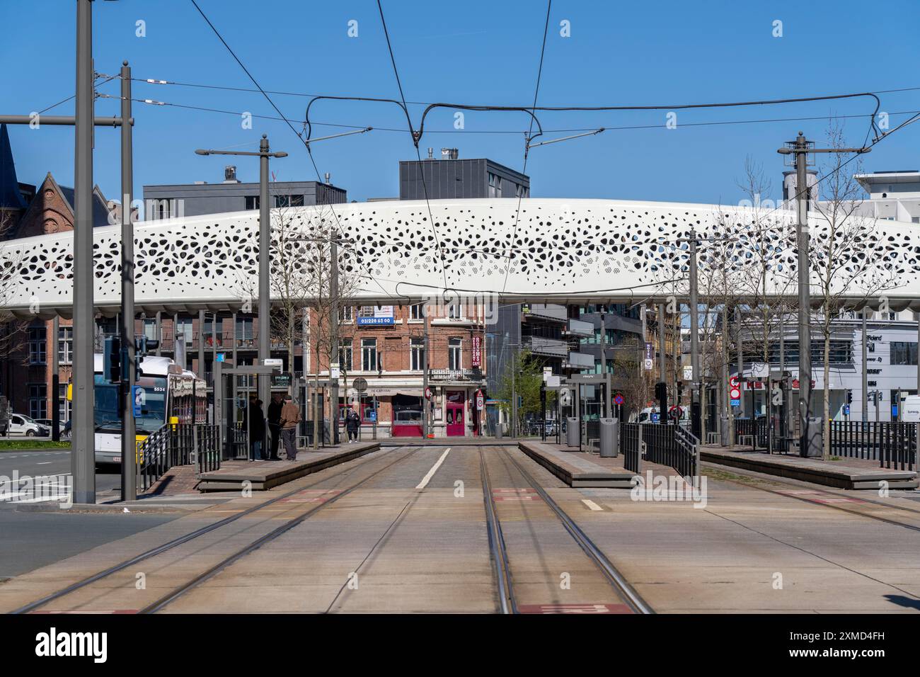 Le Parkbruk, un pont cyclable et piétonnier dans le centre d'Anvers, traverse une route à plusieurs voies du centre-ville avec des lignes de tramway, reliant deux rues animées Banque D'Images