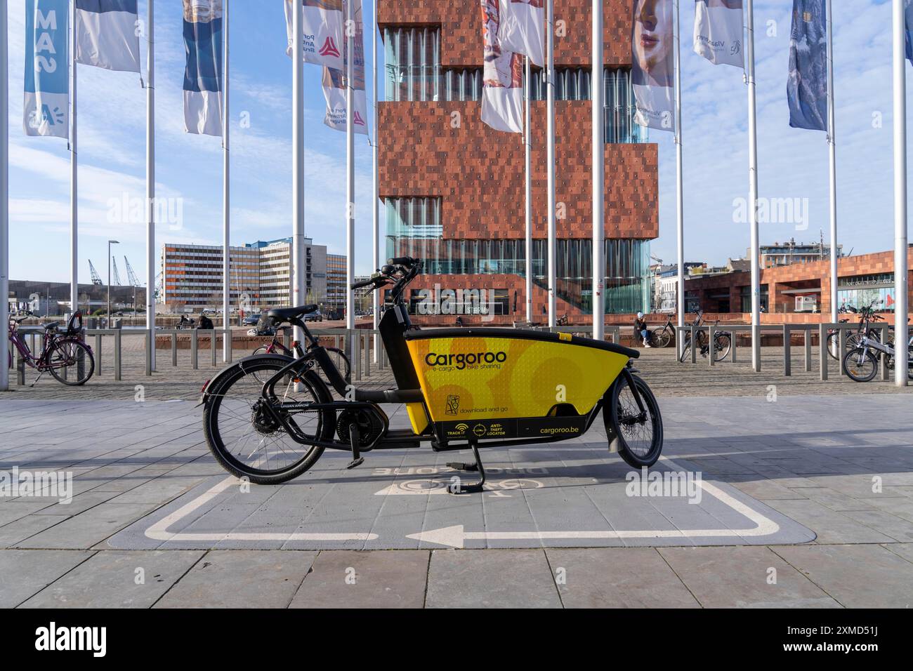 Station de location, zone de largage pour la location de vélos, fournisseur Cargoroo, vélos cargo, vélos électriques, place pour garer les vélos qui peuvent être loués temporairement, au MAS Banque D'Images