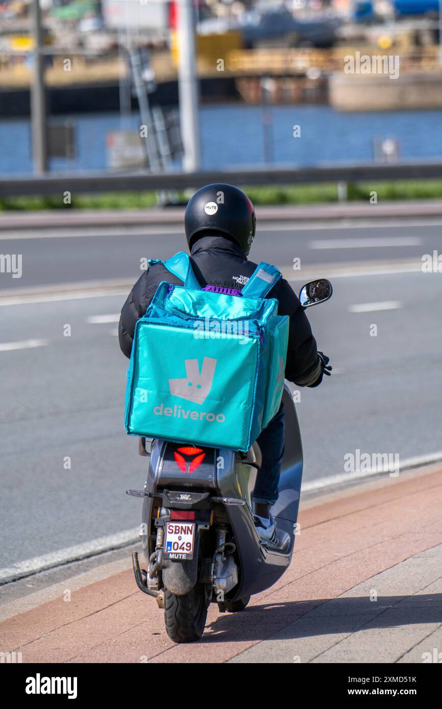 Nourriture, service de livraison de nourriture Deliveroo rider sur cyclomoteur à Anvers, Flandres, Belgique Banque D'Images