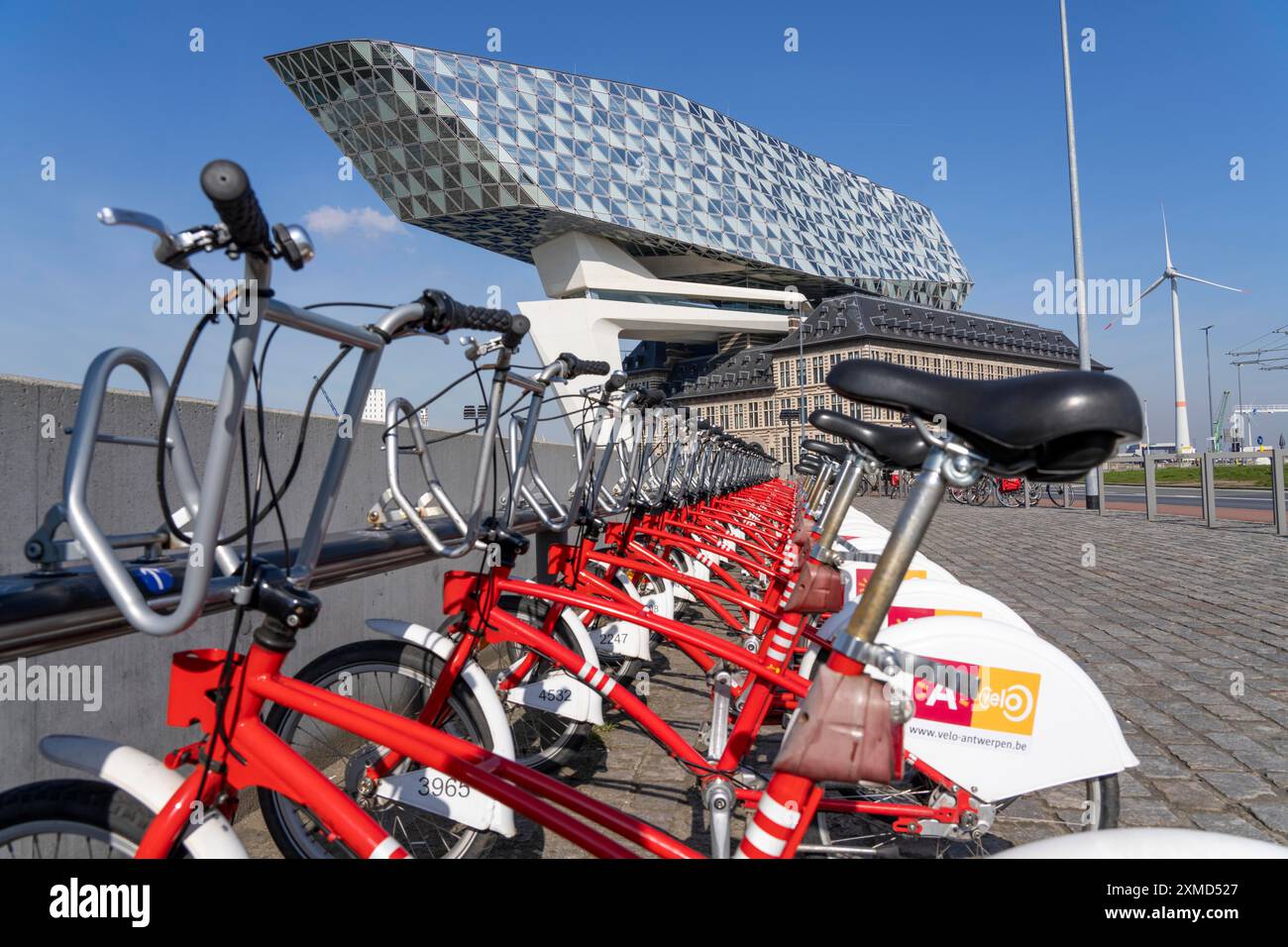 Station de location, zone de chute pour la location de vélos, fournisseur Velo Anvers, place pour garer des vélos pour la location temporaire, à la Havenhuis, Anvers, Flandre Banque D'Images Station de location, zone de chute pour la location de vélos, fournisseur Velo Anvers, place pour garer des vélos pour la location temporaire, à la Havenhuis, Anvers, Flandre Banque D'Images