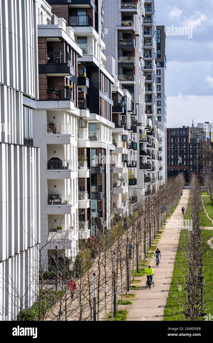 Quartier résidentiel moderne le long de Toulouser Allee, immeubles de grande hauteur avec appartements et bureaux, sur ancien local ferroviaire, gare de fret Banque D'Images