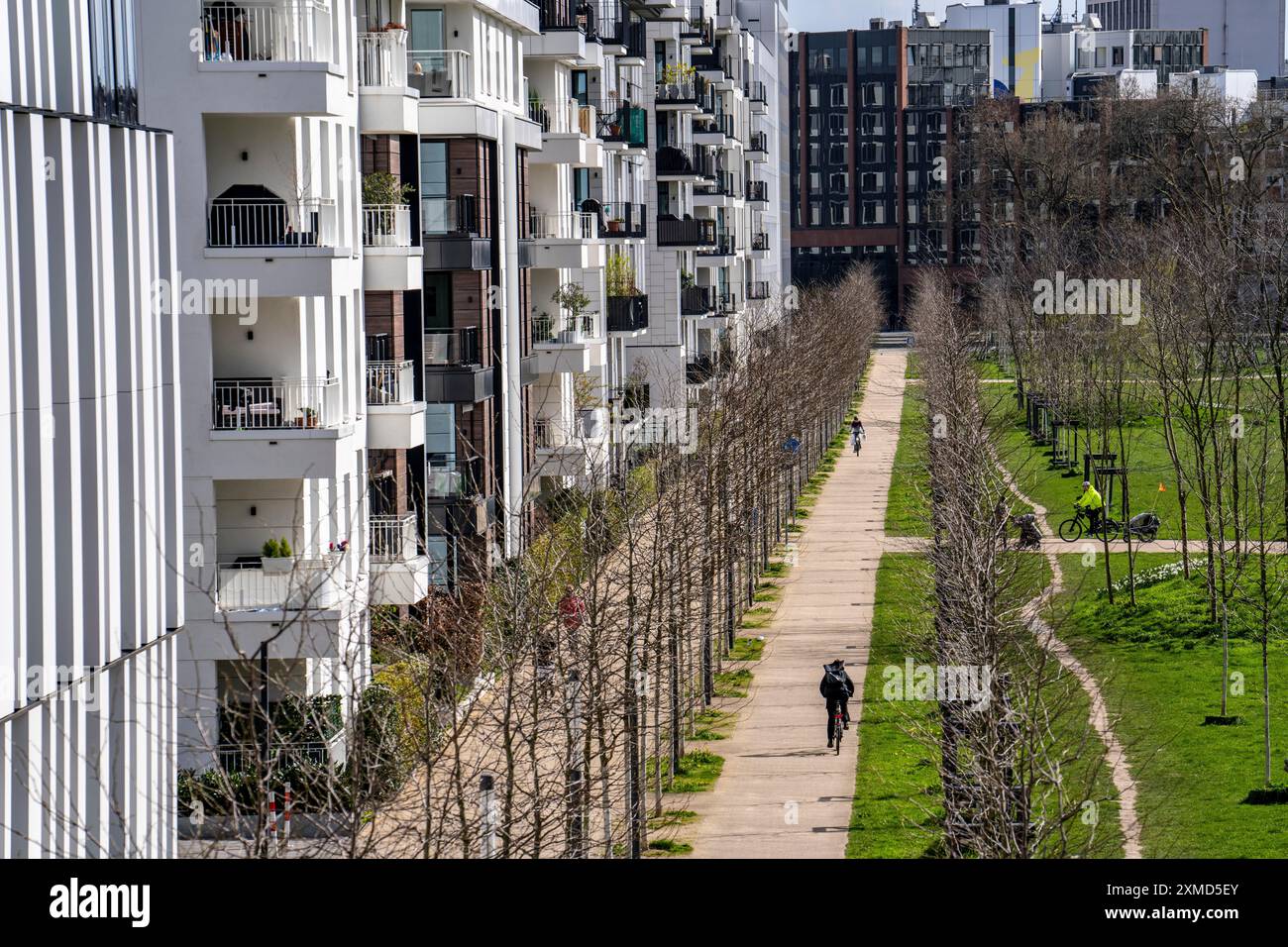 Quartier résidentiel moderne le long de Toulouser Allee, immeubles de grande hauteur avec appartements et bureaux, sur ancien local ferroviaire, gare de fret Banque D'Images