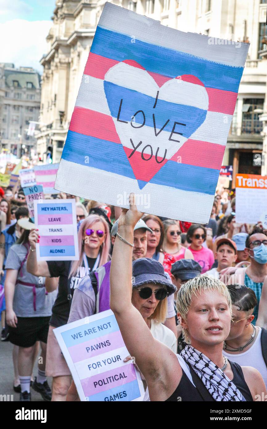 Londres, Royaume-Uni. 27 juillet 2024. Des milliers de personnes participent à la TRANS Pride march et à la célébration annuelles de Londres, avec des activistes qui protestent pour les droits des femmes trans et lgbt et contre la discrimination dans la société, le lieu de travail et la vie publique. La marche commence près de Portland Square et progresse dans Regent Street, le long de Piccadilly et jusqu'à Wellington Arch. Crédit : Imageplotter/Alamy Live News Banque D'Images