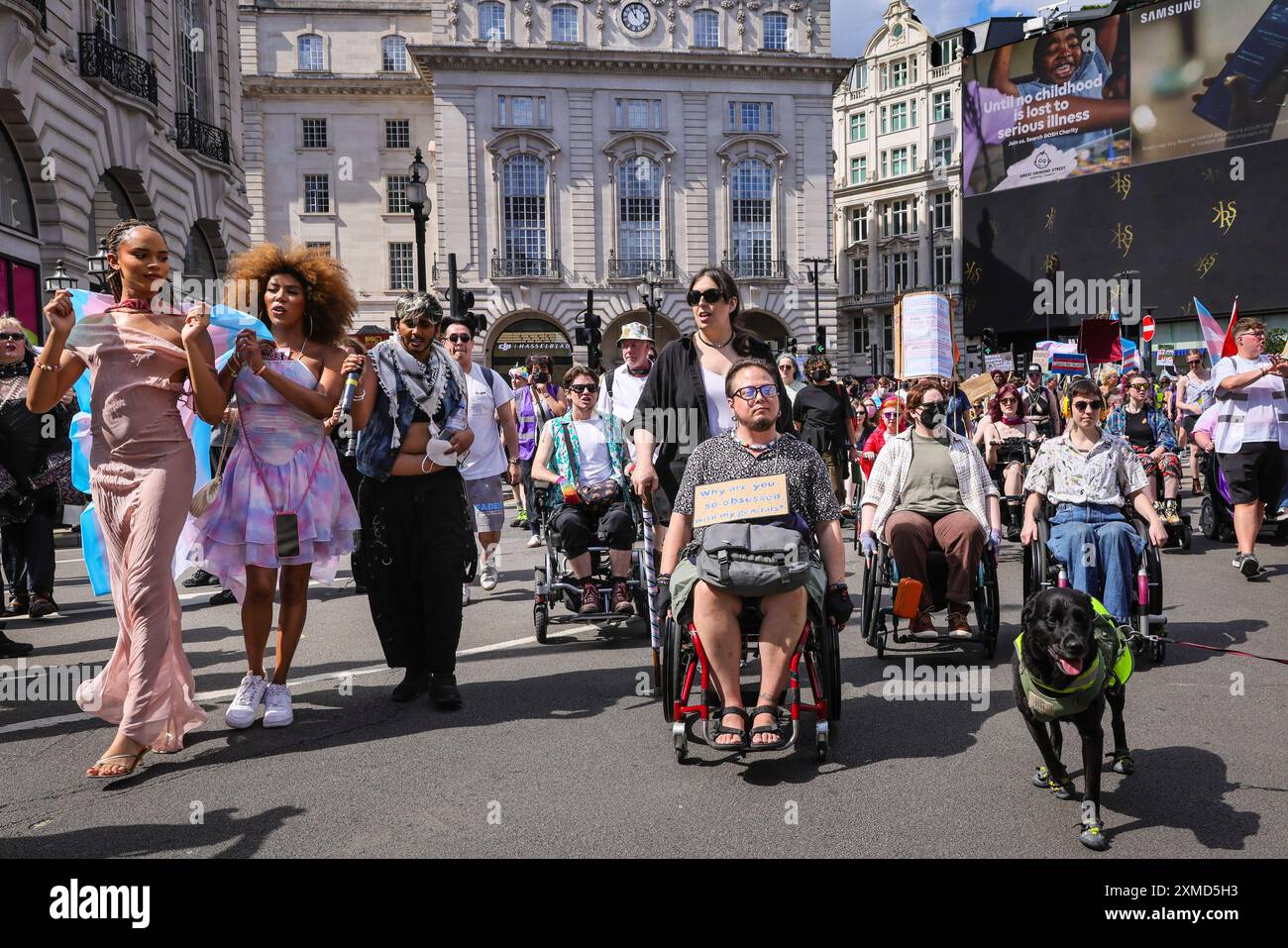 Londres, Royaume-Uni. 27 juillet 2024. Des milliers de personnes participent à la TRANS Pride march et à la célébration annuelles de Londres, avec des activistes qui protestent pour les droits des femmes trans et lgbt et contre la discrimination dans la société, le lieu de travail et la vie publique. La marche commence près de Portland Square et progresse dans Regent Street, le long de Piccadilly et jusqu'à Wellington Arch. Crédit : Imageplotter/Alamy Live News Banque D'Images