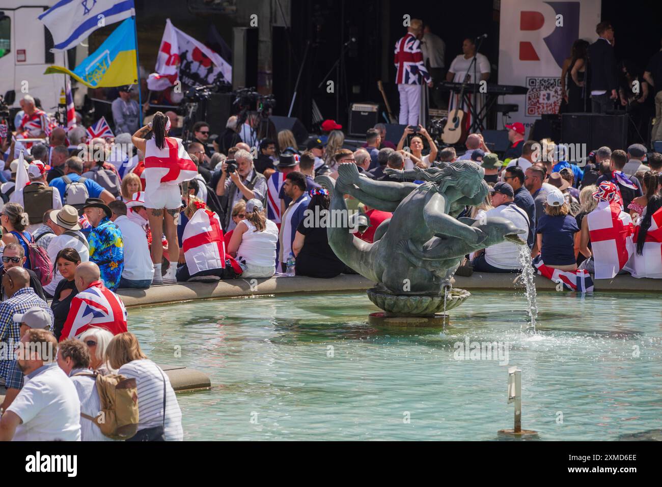 Londres, Royaume-Uni. 27 juillet 2024. Des milliers de supporters devraient se rassembler à Trafalgar Square pour écouter un événement appelé "unir le Royaume" organisé par le leader d'extrême droite Tommy Robinson, précédemment connu sous le nom de Stephen Yaxley Lennon. Une grande contre-manifestation devrait être organisée simultanément par Stand Up to Racism et les syndicats dans le centre de Londres. Credit : Amer Ghazzal/Alamy Live News Banque D'Images Londres, Royaume-Uni. 27 juillet 2024. Des milliers de supporters devraient se rassembler à Trafalgar Square pour écouter un événement appelé "unir le Royaume" organisé par le leader d'extrême droite Tommy Robinson, précédemment connu sous le nom de Stephen Yaxley Lennon. Une grande contre-manifestation devrait être organisée simultanément par Stand Up to Racism et les syndicats dans le centre de Londres. Credit : Amer Ghazzal/Alamy Live News Banque D'Images