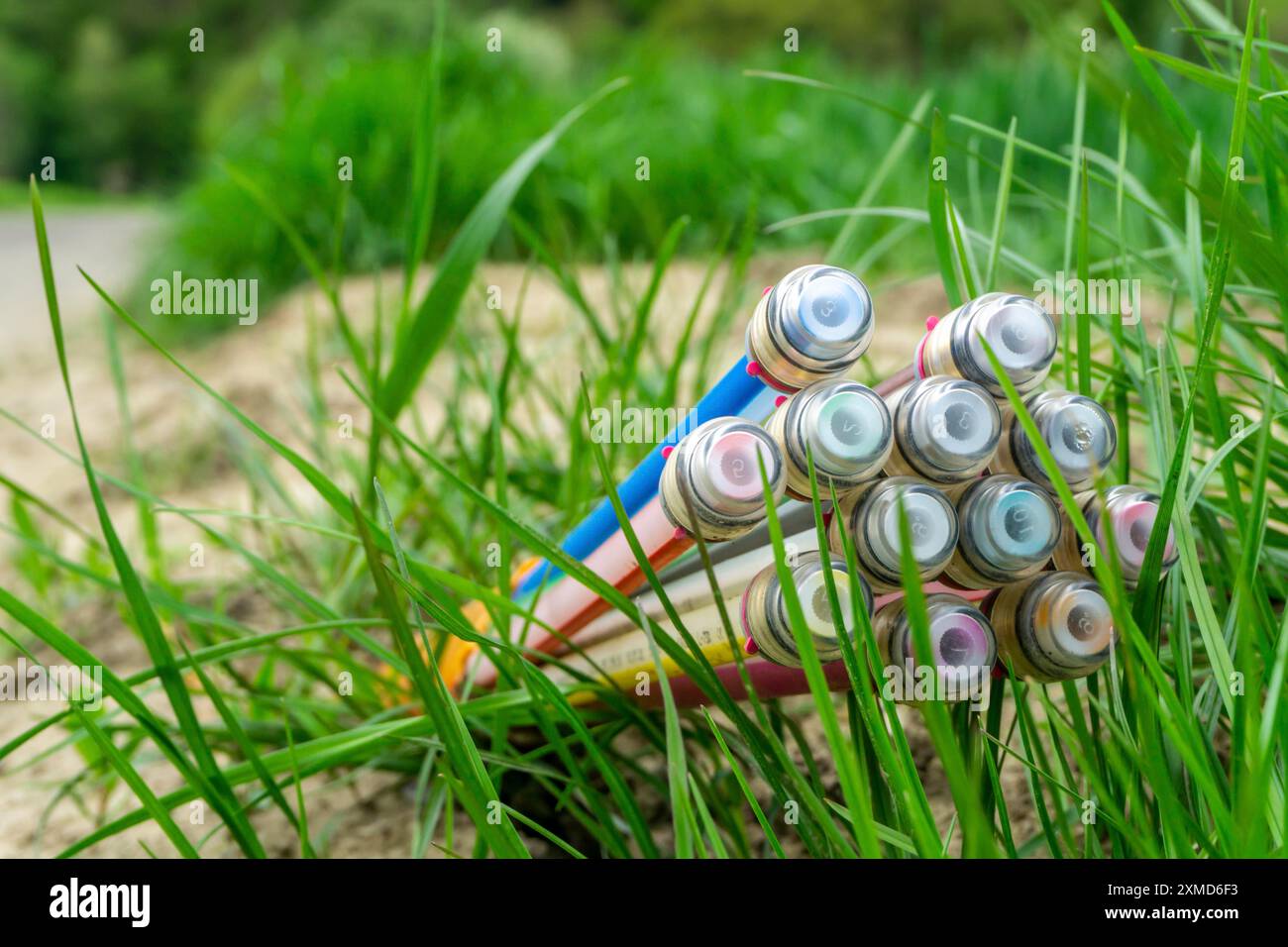 Câble de fibre optique, fraîchement posé le long d'un chemin de terre, fourniture d'Internet haut débit dans les zones rurales, Muelheim an der Ruhr, Rhénanie du Nord-Westphalie Banque D'Images