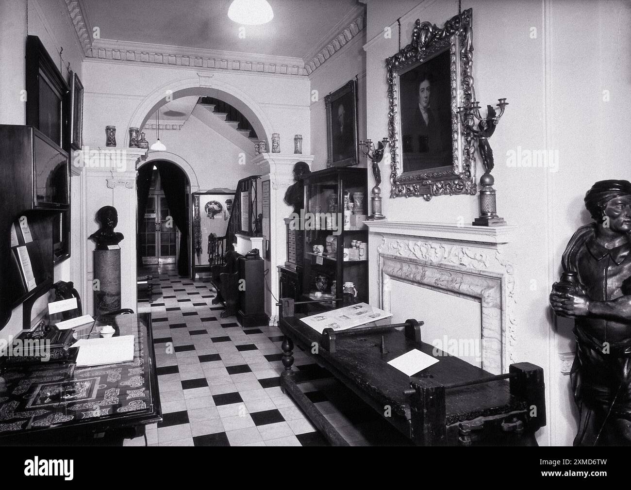 Le Wellcome Historical Medical Museum, 28 Portman Square, Londres: The Entrance Hall, c.1954. Photographie. Banque D'Images