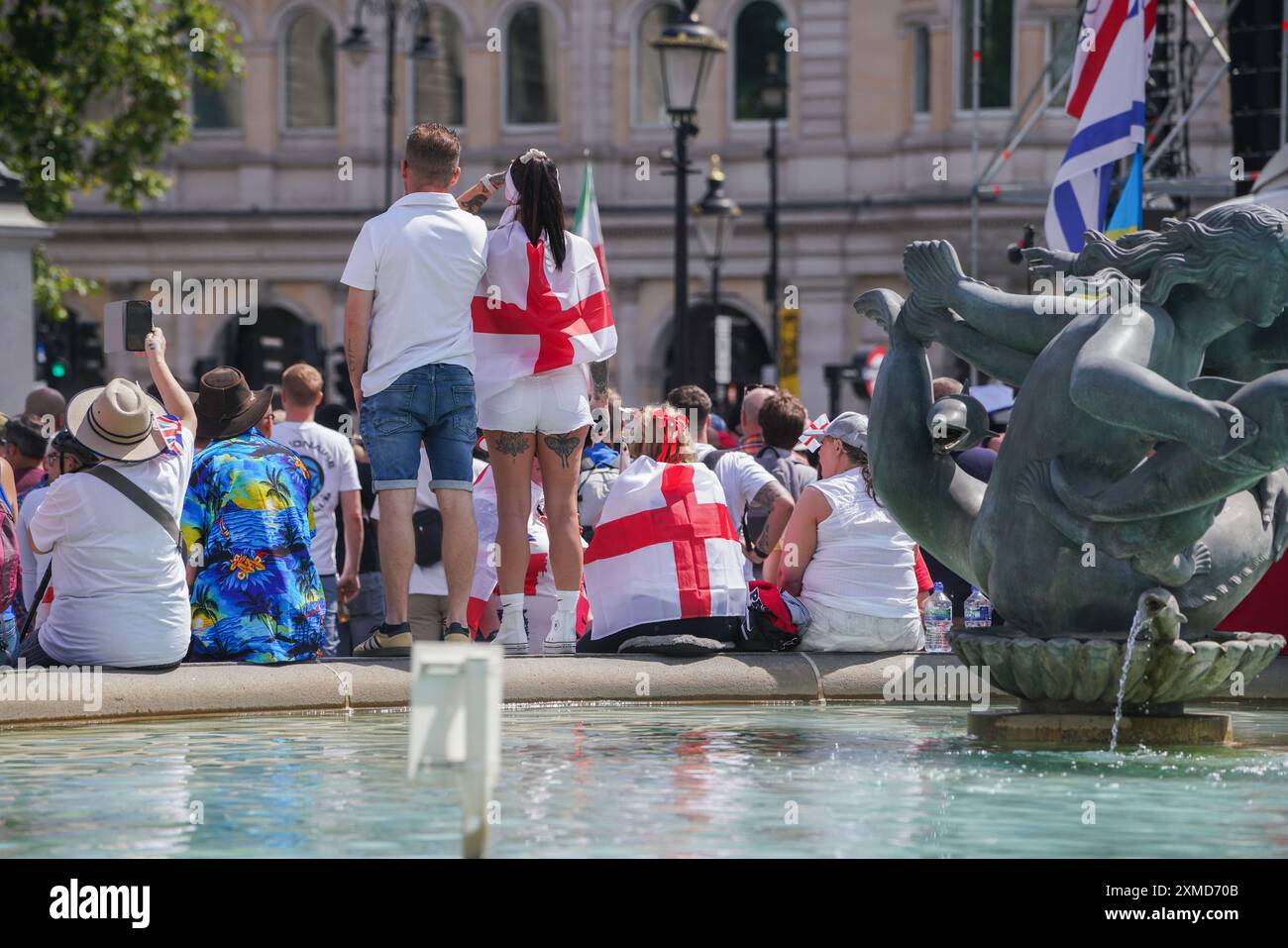 Londres, Royaume-Uni. 27 juillet 2024. Des milliers de supporters devraient se rassembler à Trafalgar Square pour écouter un événement appelé "unir le Royaume" organisé par le leader d'extrême droite Tommy Robinson, précédemment connu sous le nom de Stephen Yaxley Lennon. Une grande contre-manifestation devrait être organisée simultanément par Stand Up to Racism et les syndicats dans le centre de Londres. Credit : Amer Ghazzal/Alamy Live News Banque D'Images Londres, Royaume-Uni. 27 juillet 2024. Des milliers de supporters devraient se rassembler à Trafalgar Square pour écouter un événement appelé "unir le Royaume" organisé par le leader d'extrême droite Tommy Robinson, précédemment connu sous le nom de Stephen Yaxley Lennon. Une grande contre-manifestation devrait être organisée simultanément par Stand Up to Racism et les syndicats dans le centre de Londres. Credit : Amer Ghazzal/Alamy Live News Banque D'Images