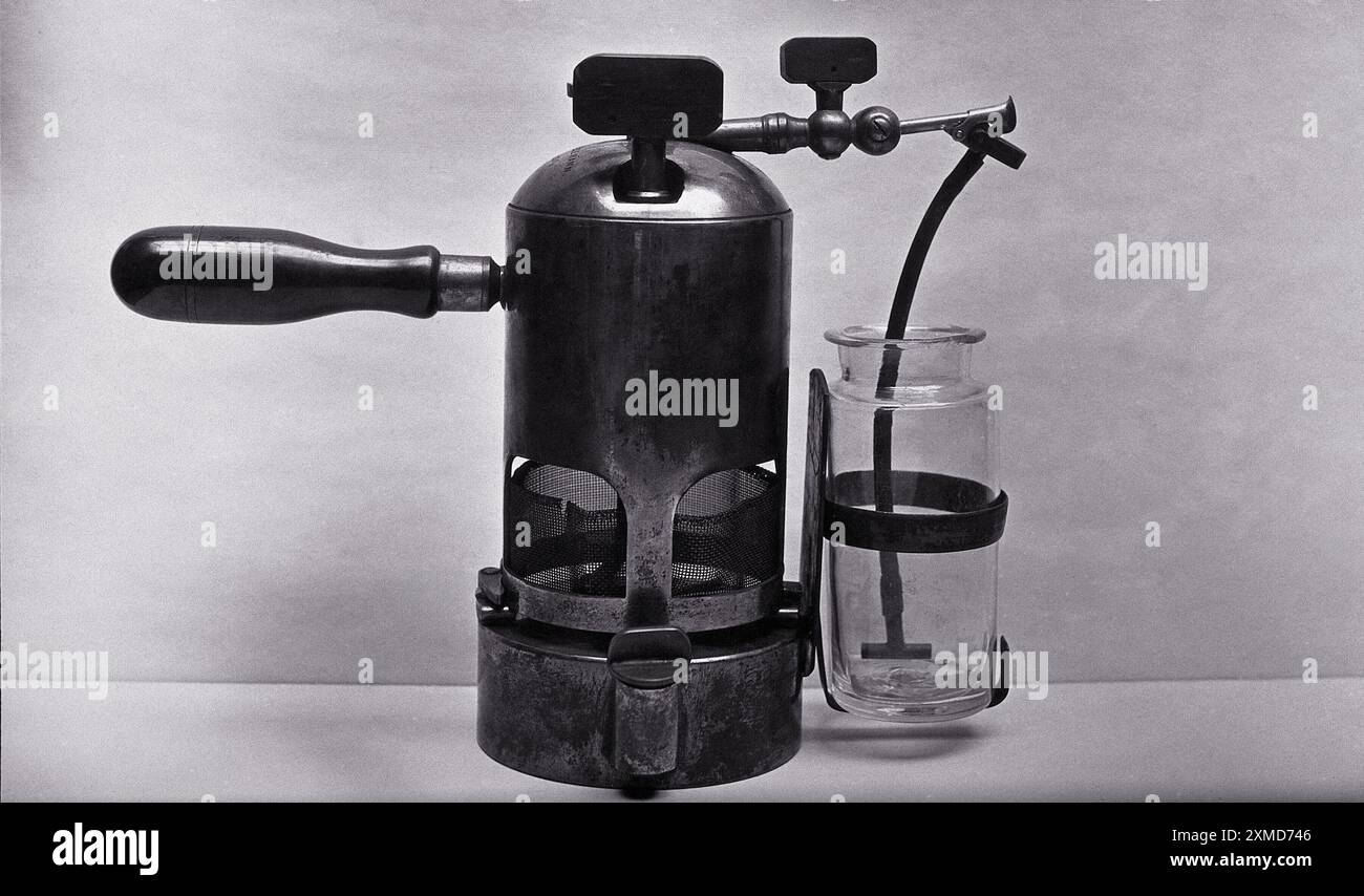 Ce pulvérisateur de vapeur historique, utilisé par Joseph Lister, met en valeur l’innovation médicale du XIXe siècle. La pompe manuelle et le récipient en verre représentent des progrès dans les techniques antiseptiques pour la chirurgie. La désinfection à la vapeur de lister visait à réduire les taux d'infection et à améliorer les résultats des patients, marquant un changement décisif dans les pratiques médicales. Sa conception souligne le rôle essentiel de la stérilisation dans l’évolution des soins de santé Banque D'Images