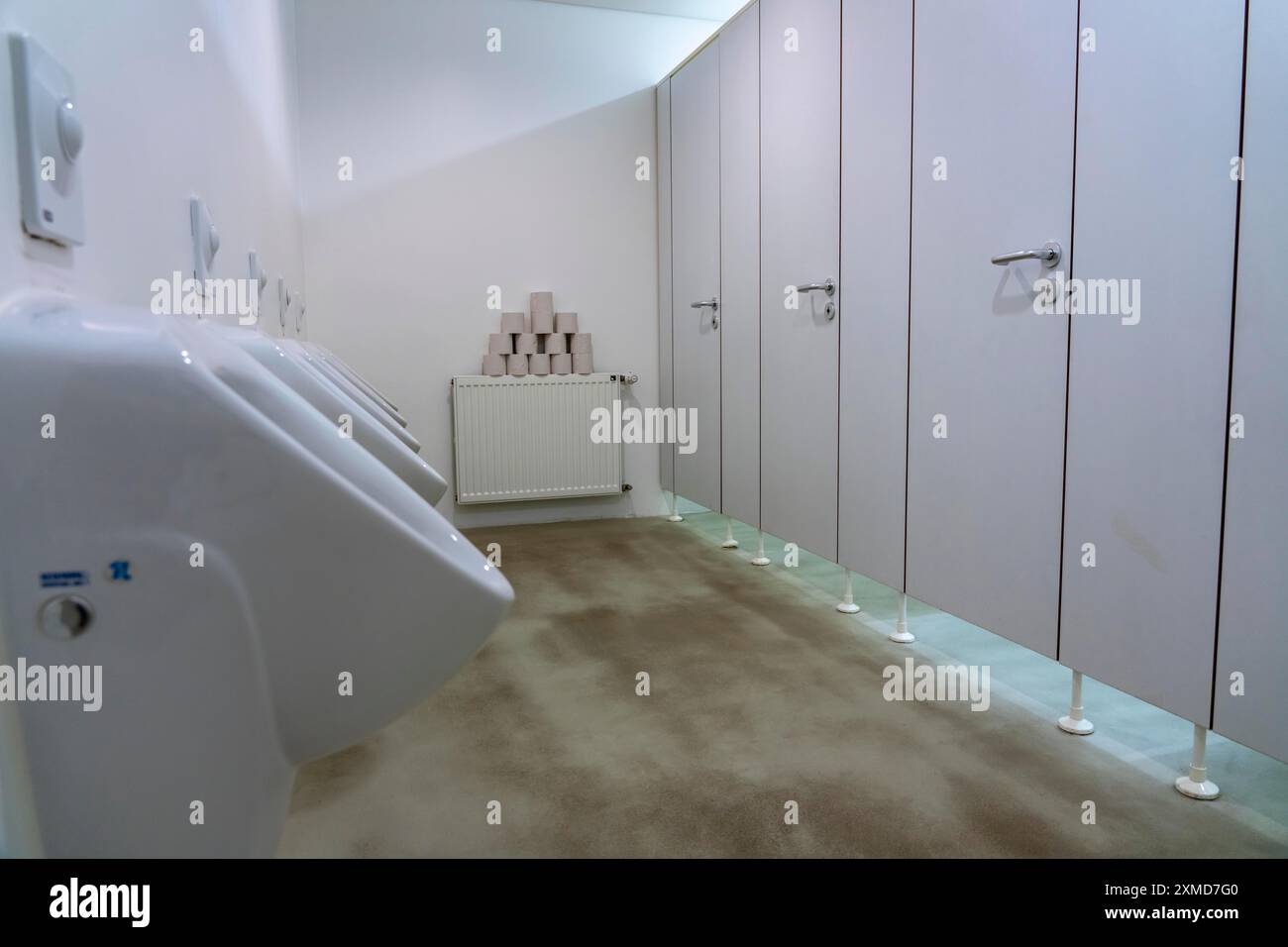 Toilettes pour hommes, urinoirs, urinoirs et cabines de toilettes Banque D'Images