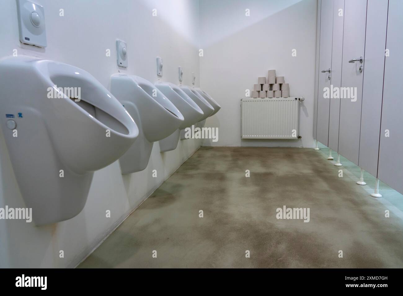 Toilettes pour hommes, urinoirs, urinoirs et cabines de toilettes Banque D'Images