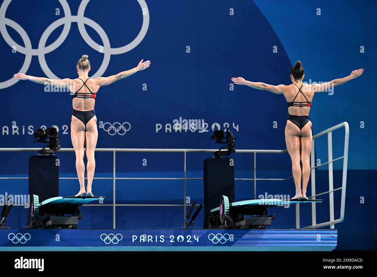 27 juillet 2024 ; Jeux Olympiques de Paris, Paris, France, jour 2; finale de plongeon de tremplin synchronisé de 3 m pour femme, finale de plongeon de tremplin synchronisé de 3 m pour femme, Sarah Bacon et Kassidy Cook, des États-Unis, remportent la médaille d'argent Banque D'Images