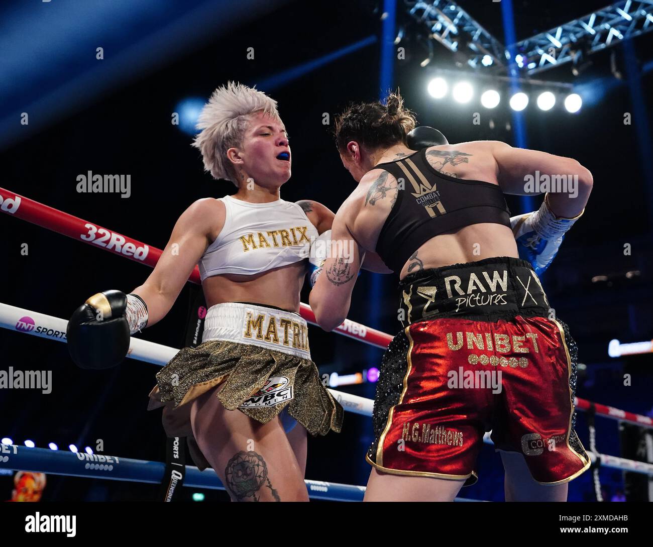 Yohana Sarabia (à gauche) en action contre Raven Chapman à l'O2, Londres. Date de la photo : samedi 27 juillet 2024. Banque D'Images