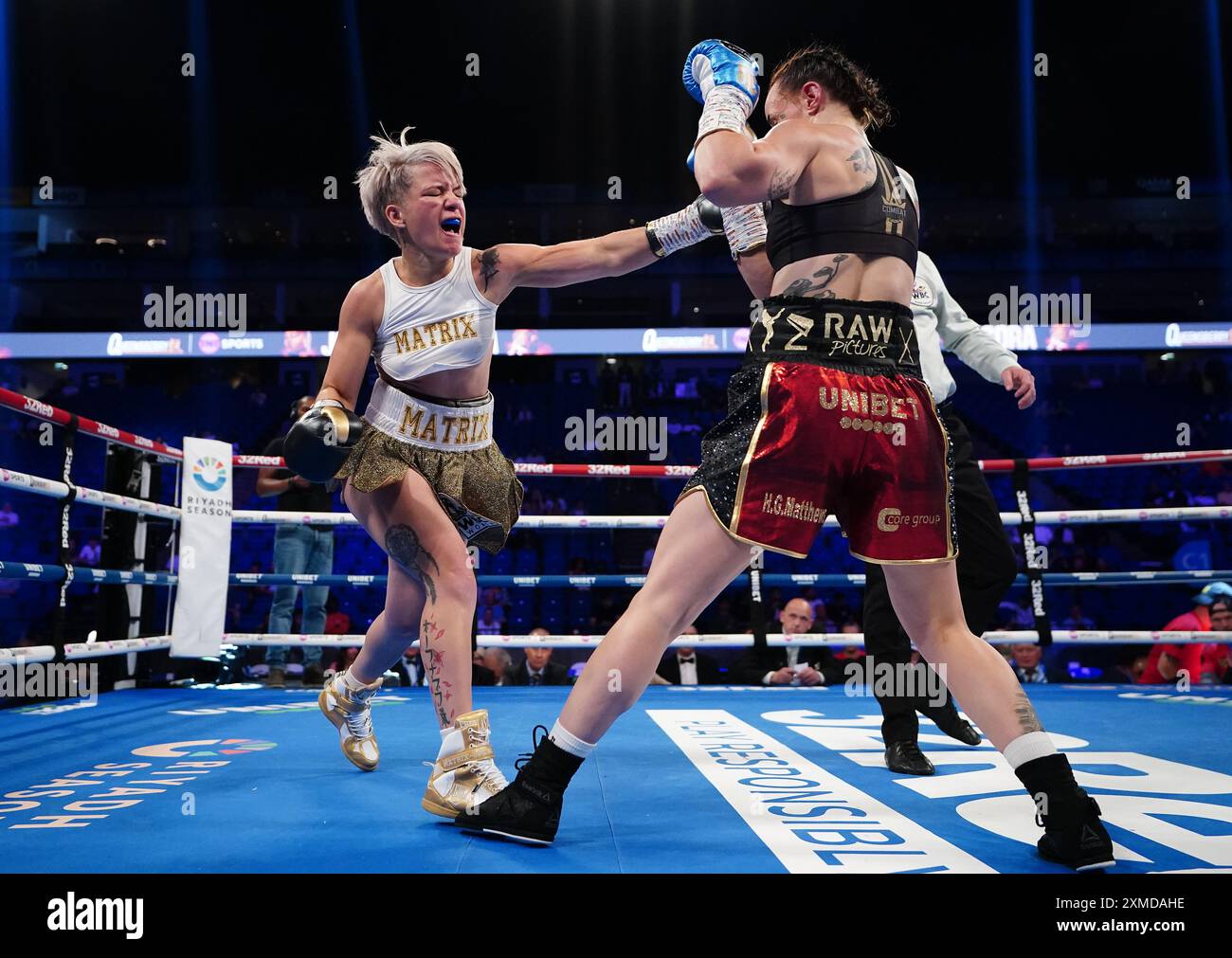 Yohana Sarabia (à gauche) en action contre Raven Chapman à l'O2, Londres. Date de la photo : samedi 27 juillet 2024. Banque D'Images