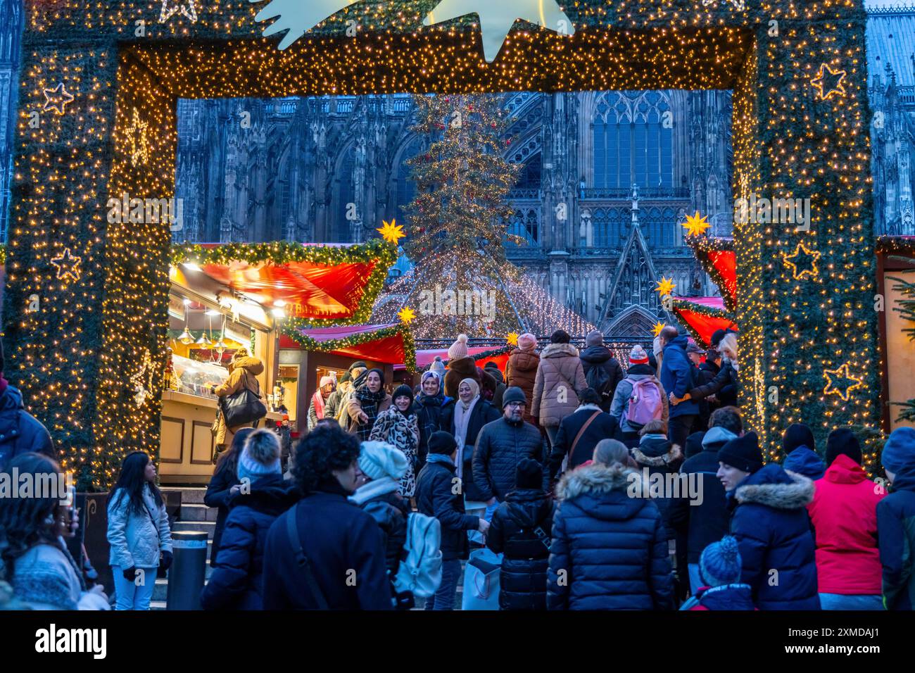 Marché de Noël à Roncalli Platz am Dom, dans le centre-ville de Cologne, shopping le dimanche dans le centre-ville de Cologne, 1er week-end de l'Avent, Nord Banque D'Images