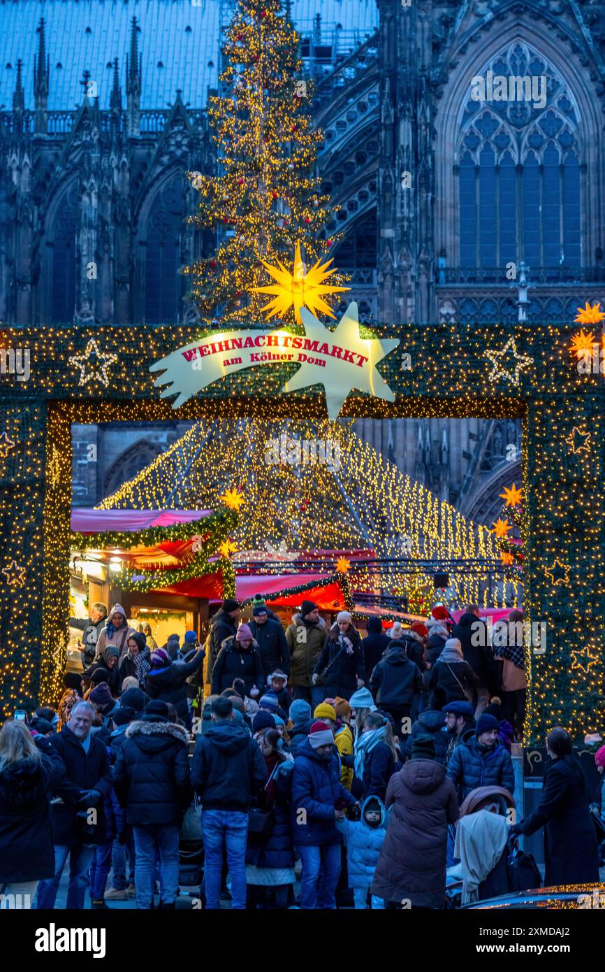 Marché de Noël à Roncalli Platz am Dom, dans le centre-ville de Cologne, shopping le dimanche dans le centre-ville de Cologne, 1er week-end de l'Avent, Nord Banque D'Images