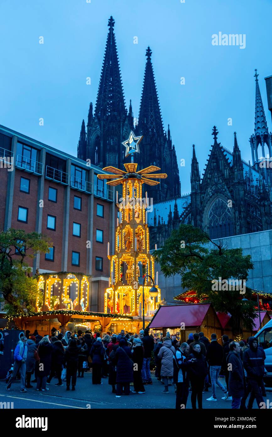 Marché de Noël à Roncalli Platz am Dom, dans le centre-ville de Cologne, shopping le dimanche dans le centre-ville de Cologne, 1er week-end de l'Avent, Nord Banque D'Images