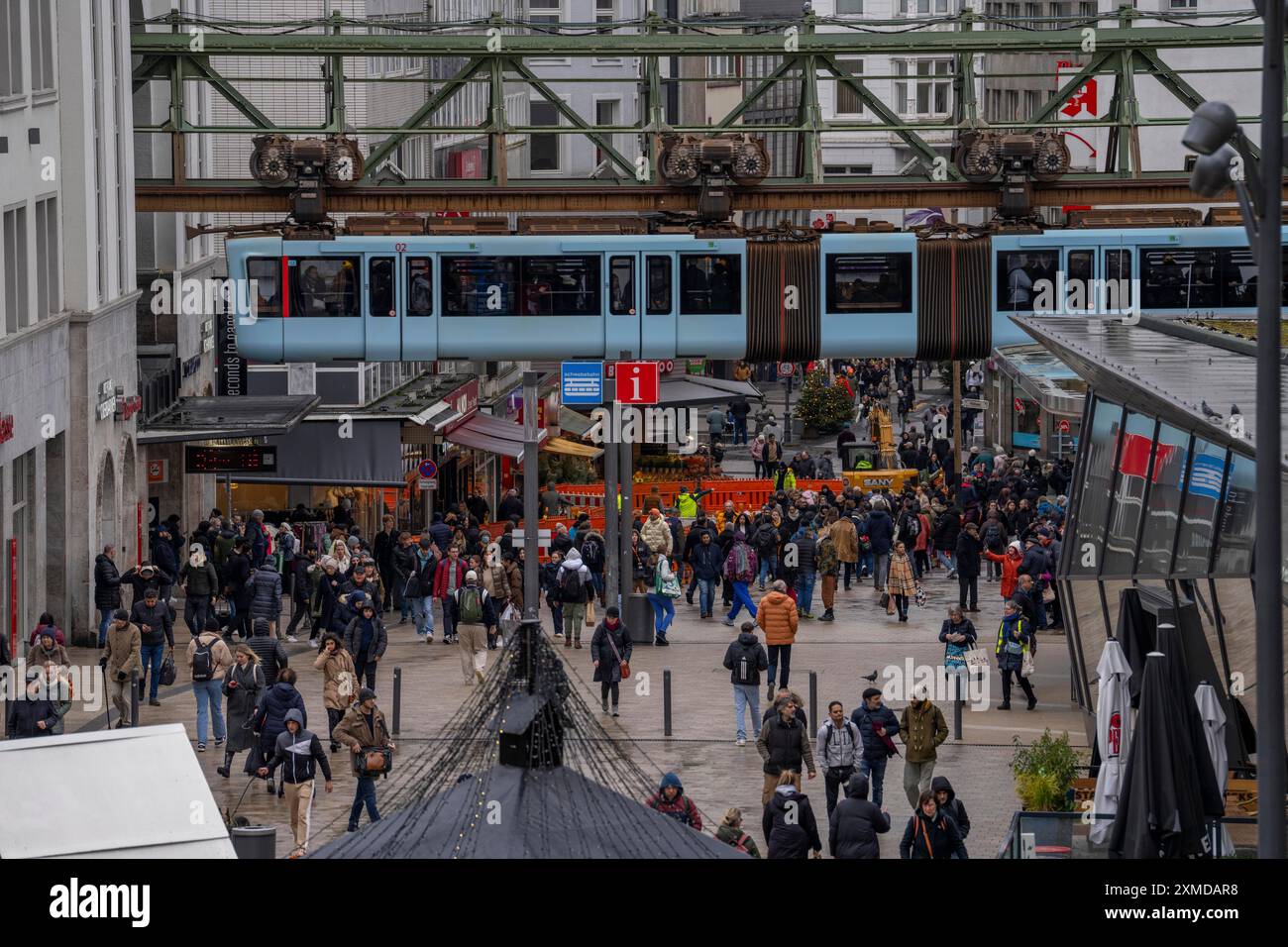 À la gare principale, rue Alte Freiheit, zone piétonne complète, train suspendu, Wuppertal, Rhénanie du Nord-Westphalie, Allemagne Banque D'Images