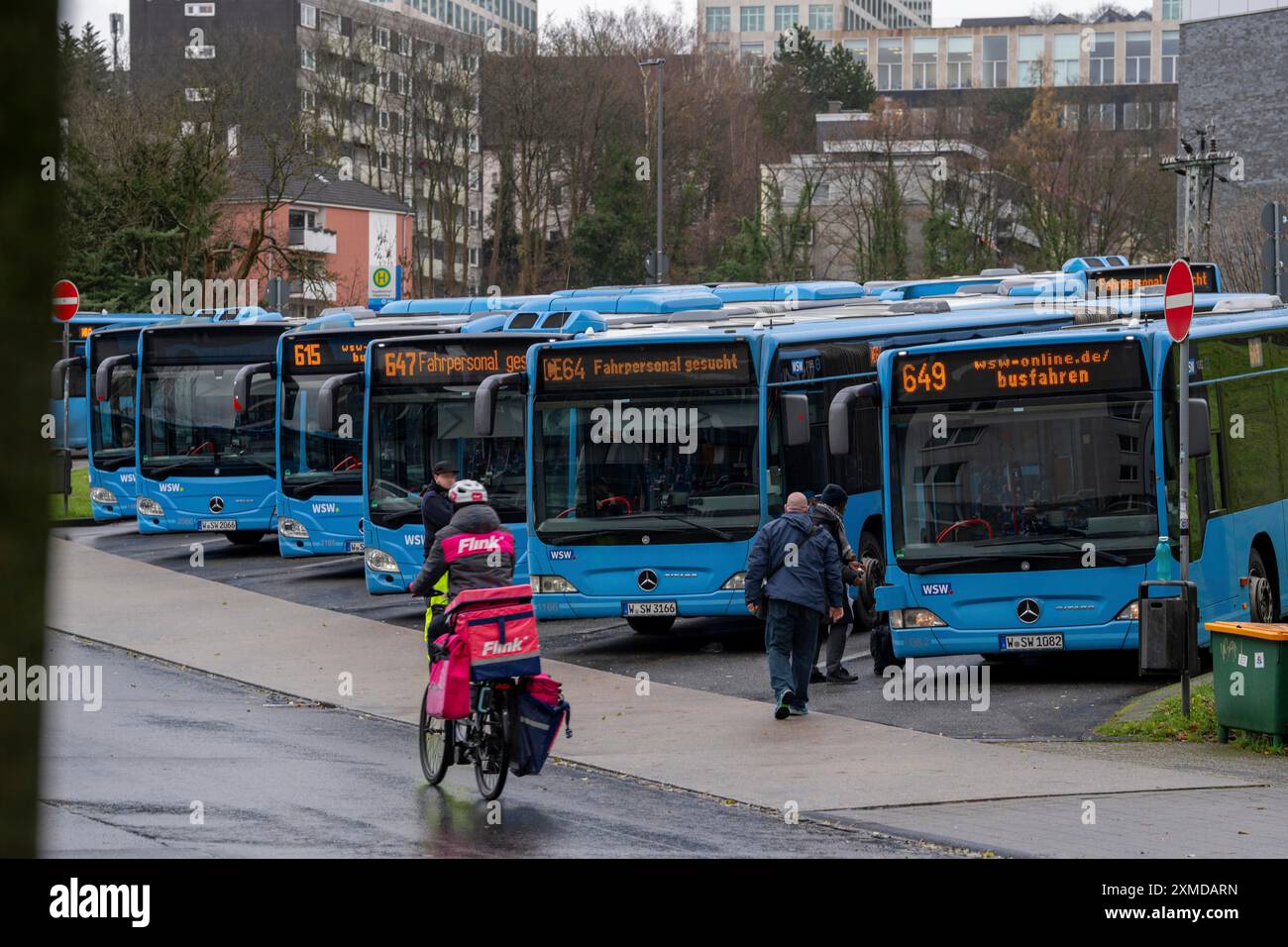 Panneau publicitaire de bus WSW, pour les nouveaux chauffeurs de bus, parking de bus, pendant les heures de pause, au-dessus de la gare routière centrale, bus WSW, à la gare principale Banque D'Images