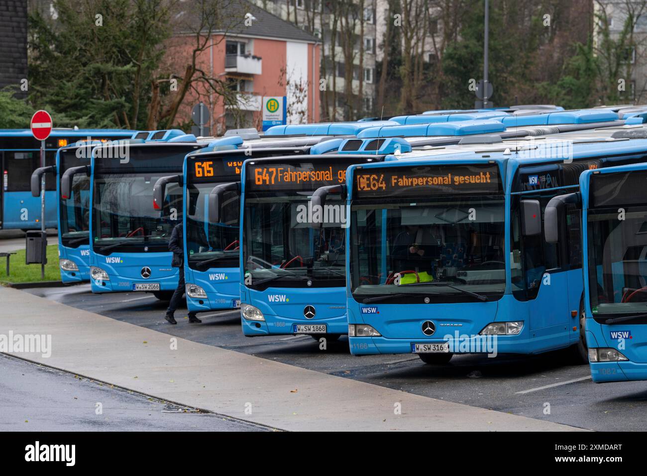 Panneau publicitaire de bus WSW, pour les nouveaux chauffeurs de bus, parking de bus, pendant les heures de pause, au-dessus de la gare routière centrale, bus WSW, à la gare principale Banque D'Images